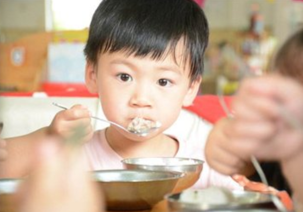 [樱桃育儿经]2岁娃脾胃衰竭，告诫家长：宁可饿着娃，3种辅食也要少给娃吃