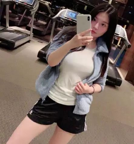 差点整容丧命?狂发性感美照博眼球,今比柳岩身材