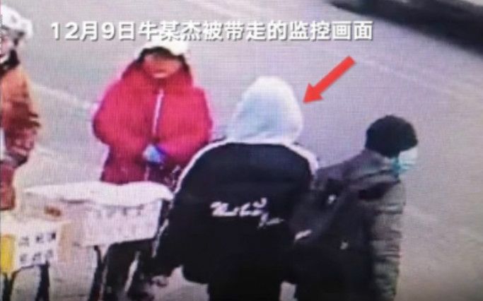 北京一大二男生被人带离学校后死亡