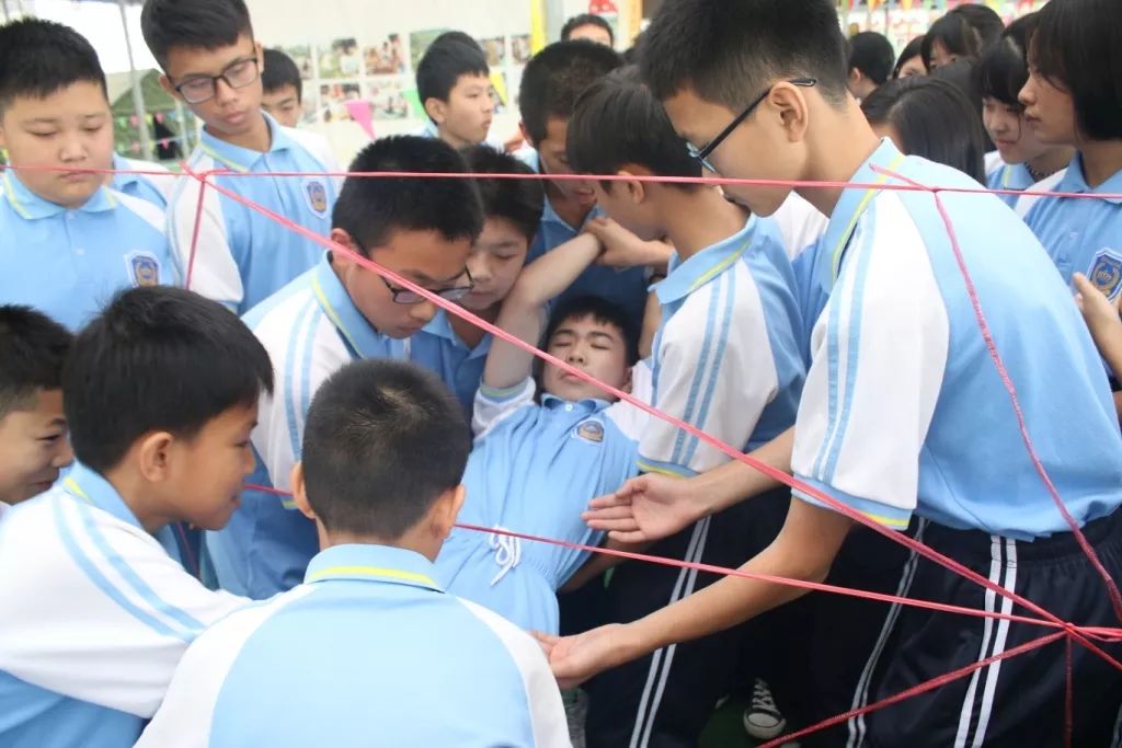 东方明珠学校初二年级"和谐情感"综合素质拓展活动