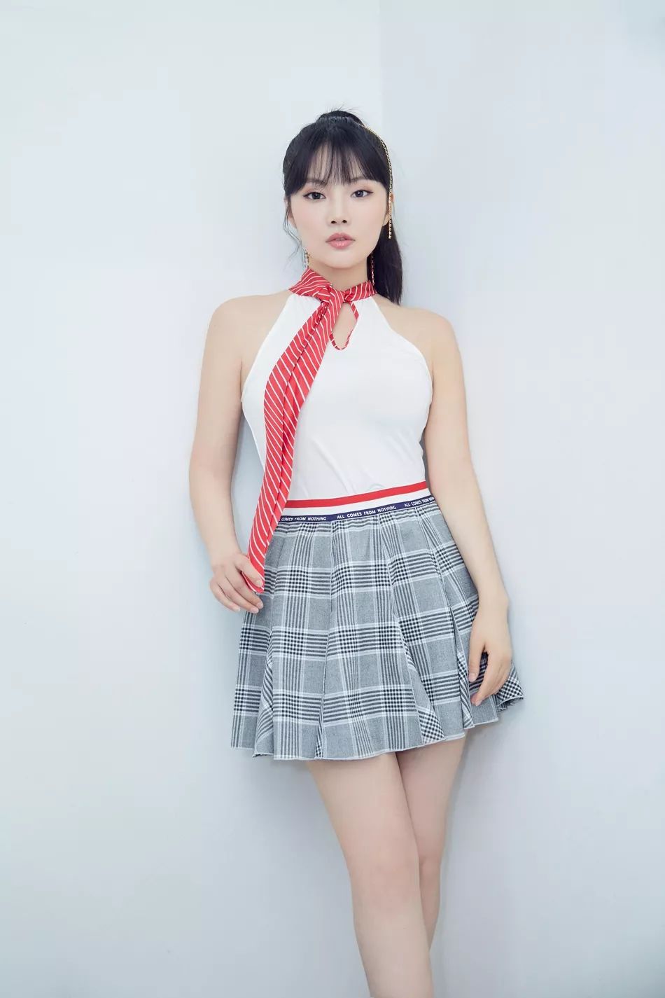 差点整容丧命?狂发性感美照博眼球,今比柳岩身材