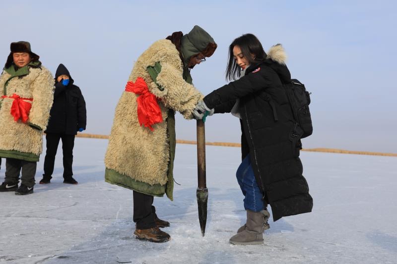 野味儿十足！实拍新疆博斯腾湖冬捕，中国西海冰雪中的猎渔奇观