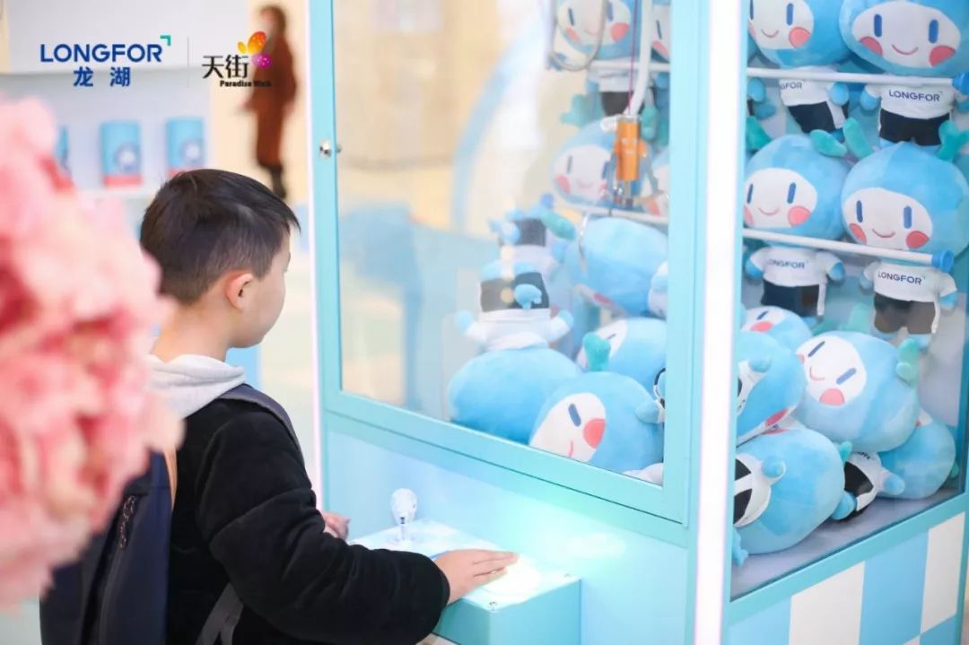齐看龙湖 欢乐蔚蓝世界 首家"龙小湖快闪店"绽放南京 全套龙小湖周边