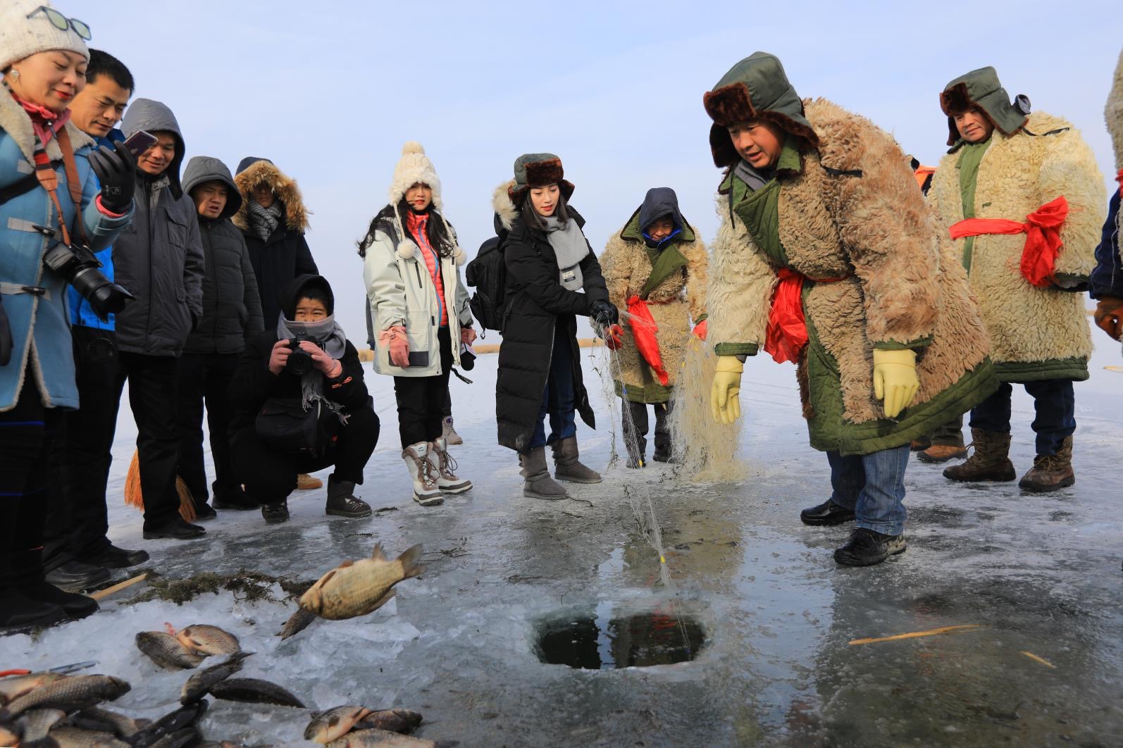 野味儿十足！实拍新疆博斯腾湖冬捕，中国西海冰雪中的猎渔奇观