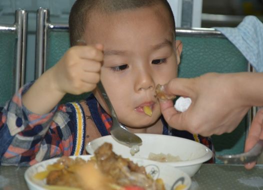 【每日说育儿知识】冬季孩子常积食，原因就是脾胃虚，劝告家长：让娃远离3种食物