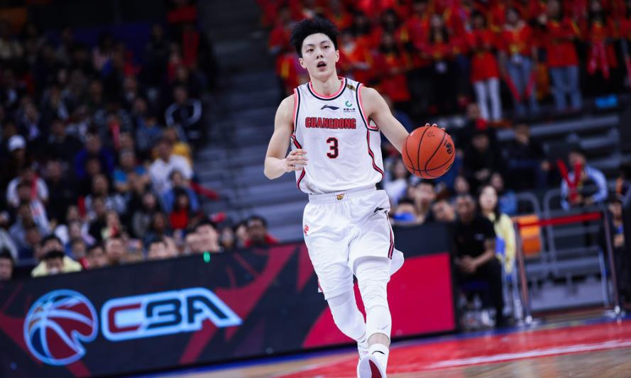 双子星合砍44+11，小科比可以放心休息，广东男篮后场不缺人_胡明轩