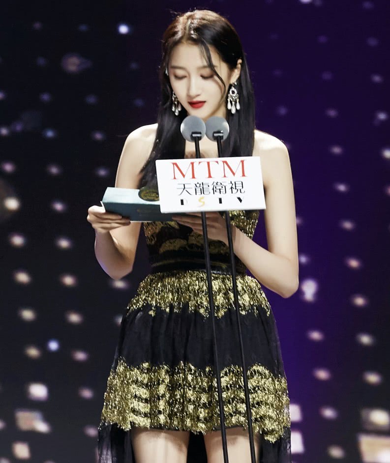 关晓彤裙子怕是鹿晗选的吧,加层薄纱短裙变长