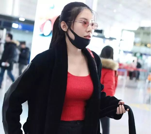 差点整容丧命?狂发性感美照博眼球,今比柳岩身材