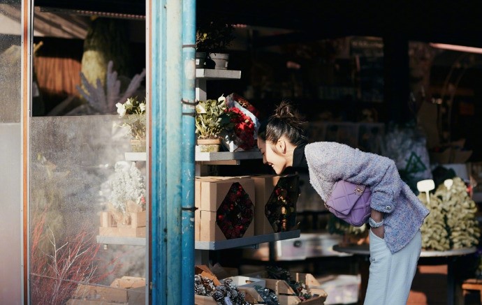 原创被大表姐刘雯惊艳了!穿小香风外套气质优雅,慵懒坐姿下美腿撩人