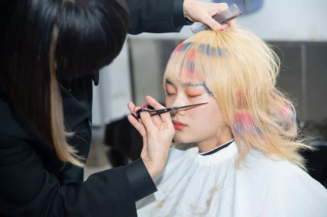 日本顶尖发型师高桥美树女士圣诞授课,带来日系挑染和像素染发