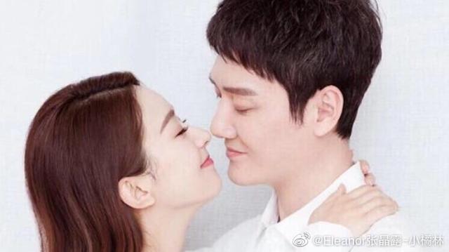 赵丽颖冯绍峰圣诞合体,反观前任,爱不爱眼神说