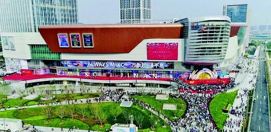 从济南地铁3号线奥体中心站下车,向西约1公里就可到达万象城(资料片)