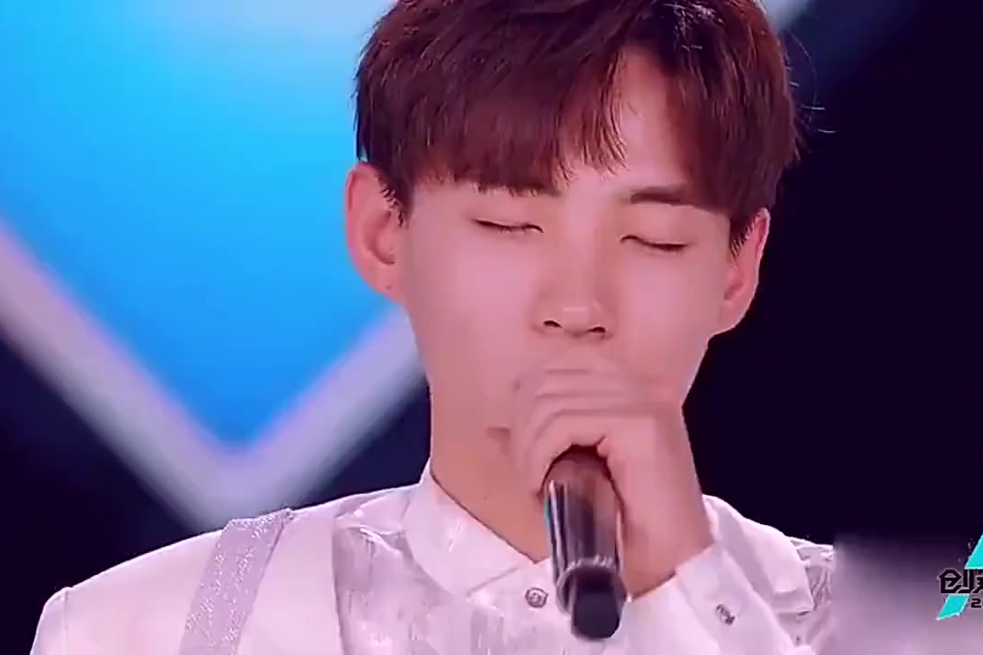 创造营2019李鑫一深情演唱歌曲热巴都听的陶醉