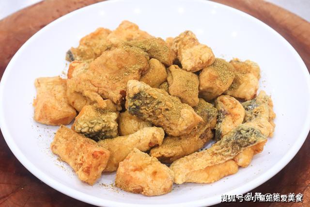 炸鱼块裹淀粉还是裹面粉?看厨师长的饭店专业做法,鱼肉非常嫩