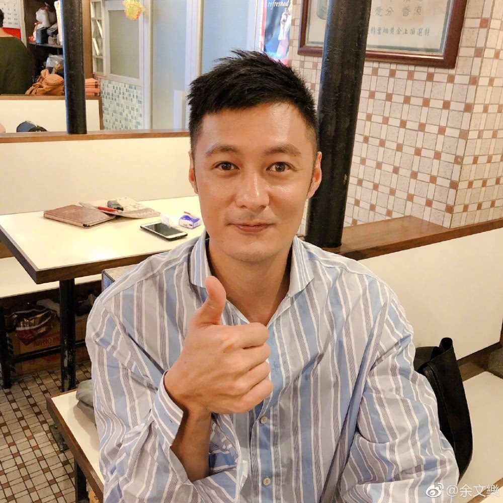 正规AG棋牌官方网站APP圣诞节余文乐的穿搭有看点身穿一款军绿色的羽绒大外套|Z