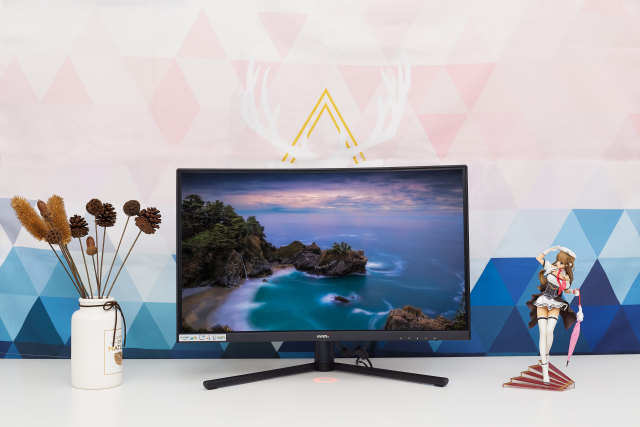 小屏控的新欢喜?24寸曲面电竞屏带来非凡体验