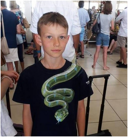 新西兰10岁小男孩因穿这件衣服而被禁止登机，网友：太荒谬了！