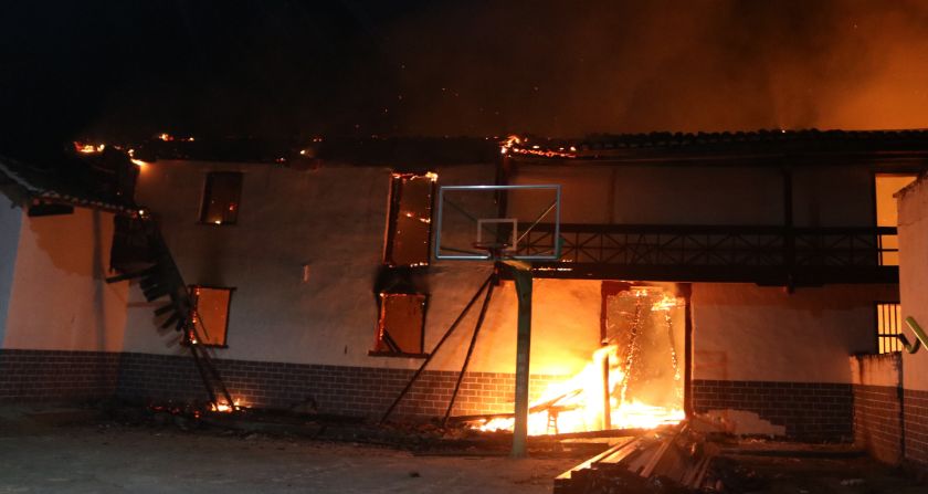 听说“烧火”能给房子除味，九江一村民把整栋房烧了