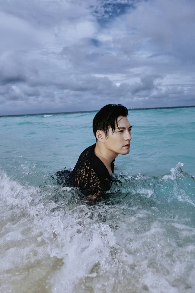 辣眼睛!严屹宽穿黑蕾丝上演水中诱惑,湿发造型