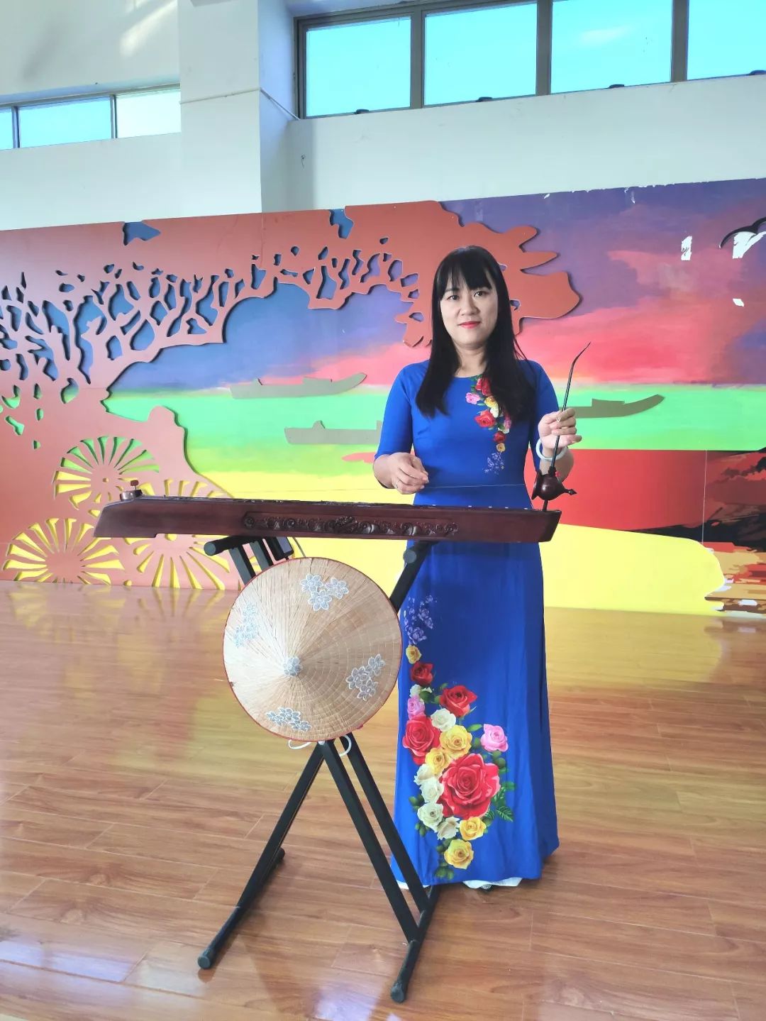 2019年11月15日,苏海珍为越南外交部部长助理一行演奏独弦琴.
