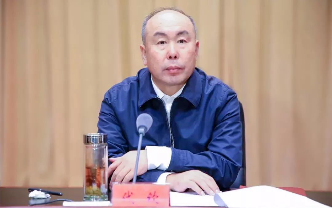 代钦主持会议并讲话