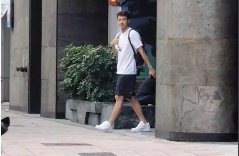 前前任男友石正祥,比她小5岁,家里做棕榈油生意,新加坡百亿小开.