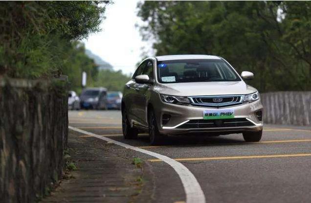捡起吉利帝豪GL PHEV,车主:我想买新能源,被打脸了