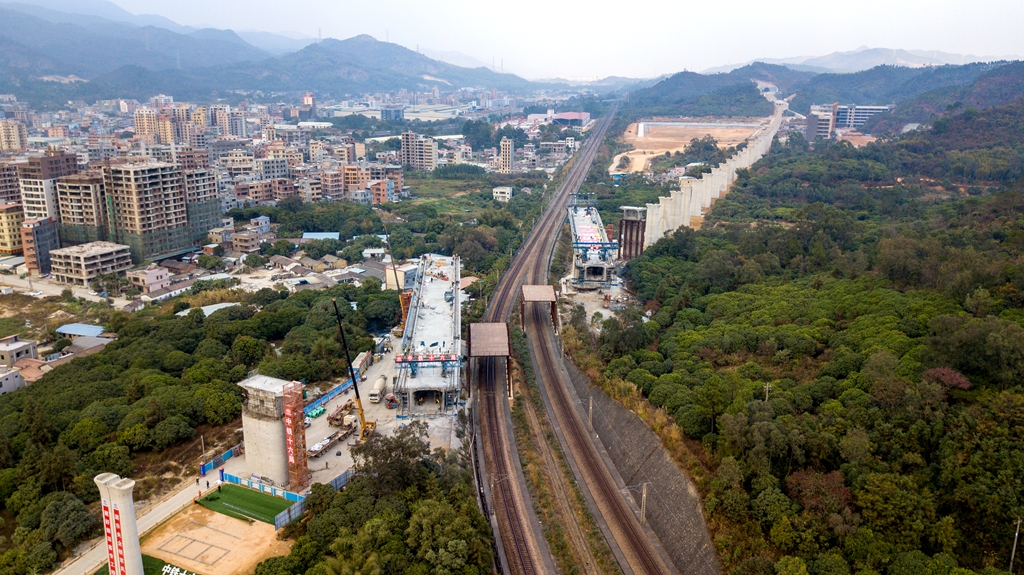 中铁十六局集团参与承建的赣深铁路跨京九线首座转体特大桥转体成功