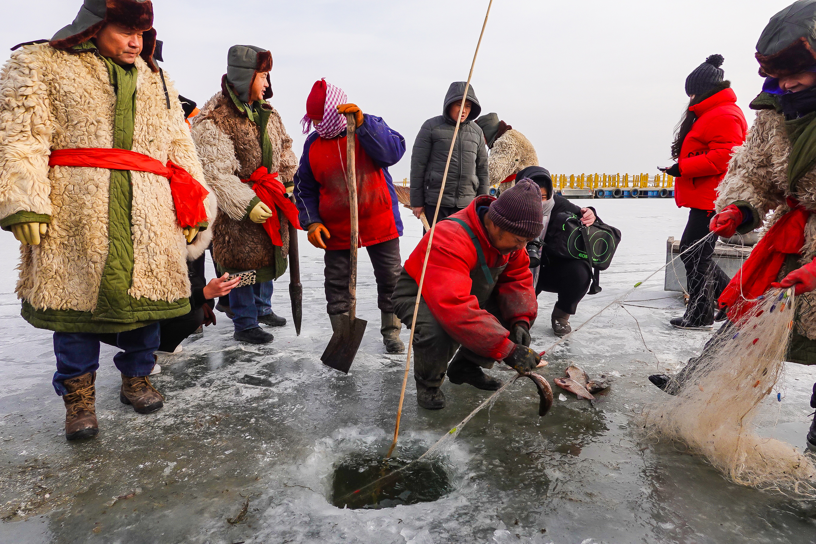 野味儿十足！实拍新疆博斯腾湖冬捕，中国西海冰雪中的猎渔奇观