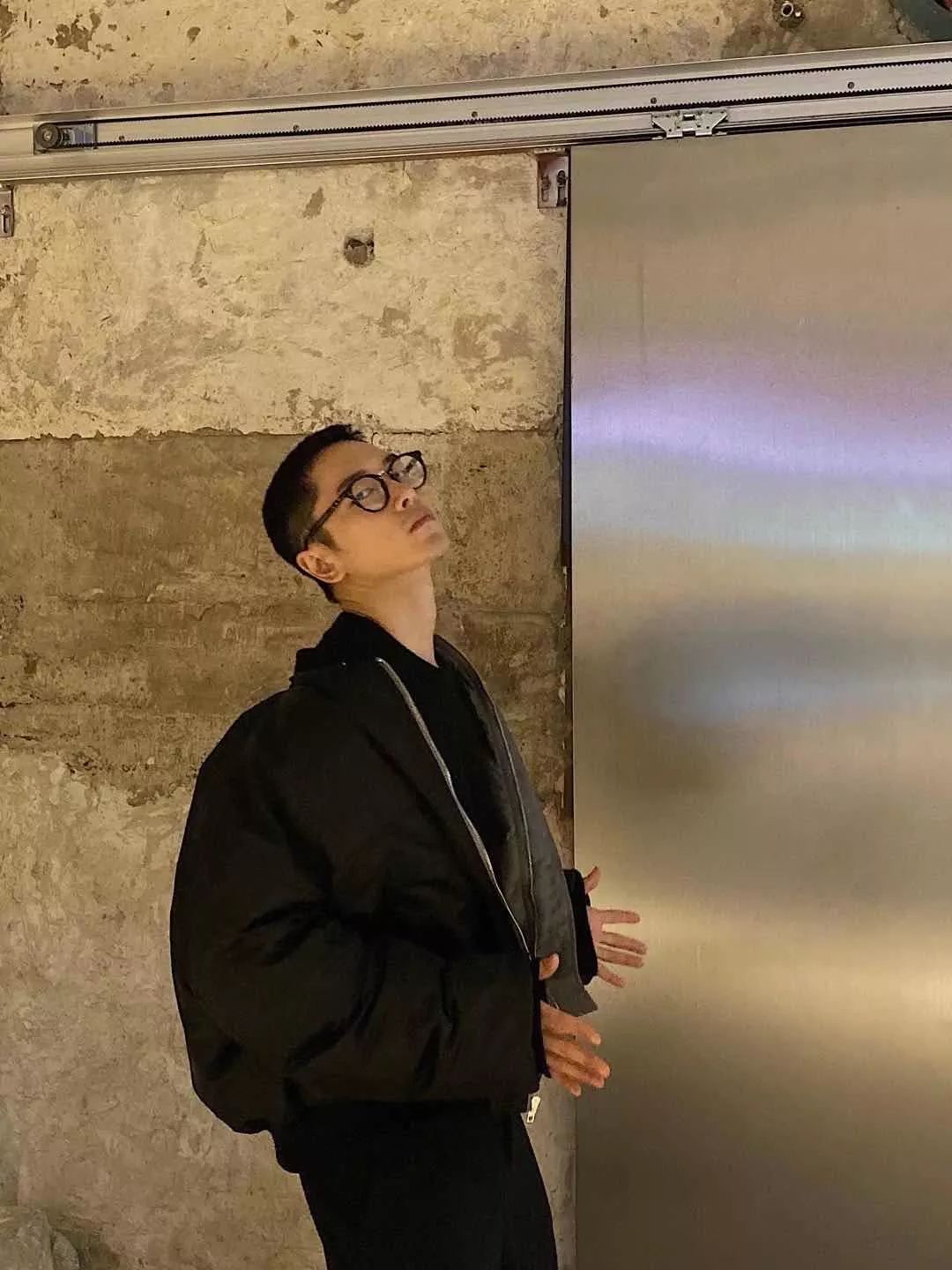 男生怎样走路才能更帅 ca2fd8ef1430469795db12081b984d4f.jpeg