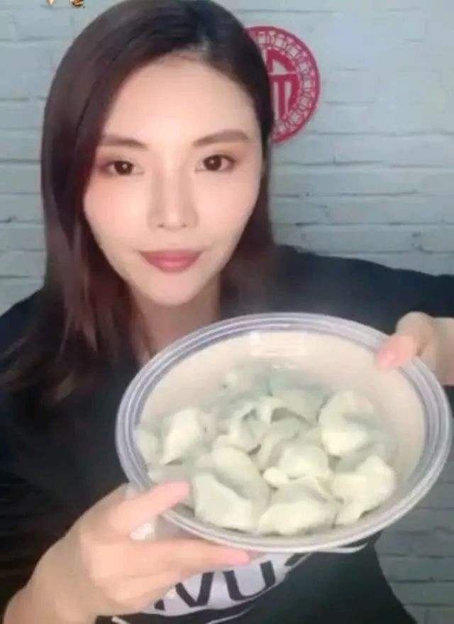 差点整容丧命?狂发性感美照博眼球,今比柳岩身材