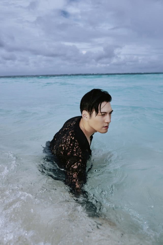 辣眼睛!严屹宽穿黑蕾丝上演水中诱惑,湿发造型