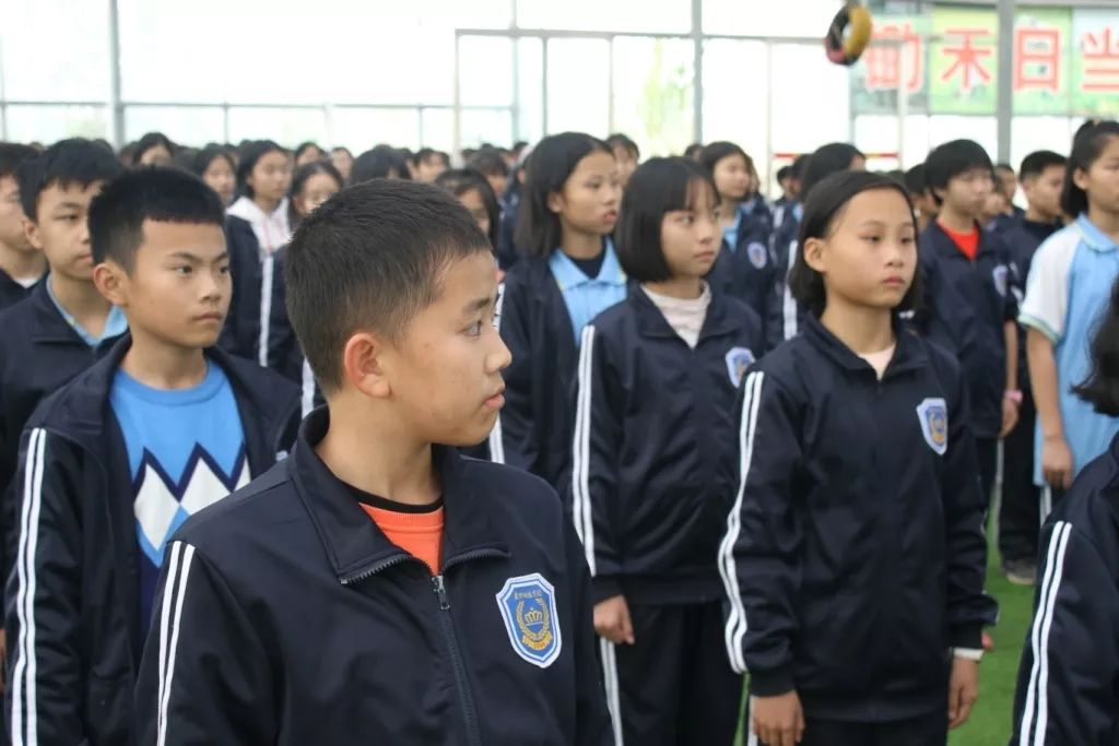 东方明珠学校初一年级"阳光少年"综合素质拓展活动