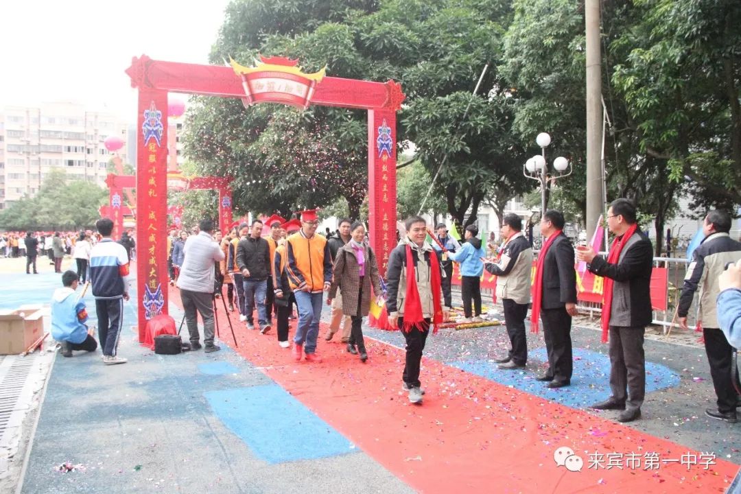 家长们齐聚来宾一中，却不开“家长会”？