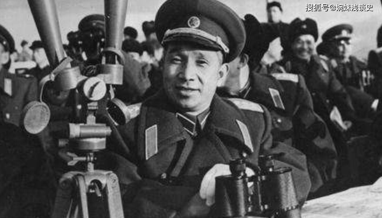 粟裕大将去找县长借电话,县长却不让他进门,粟裕只能蹲地上聊_革命