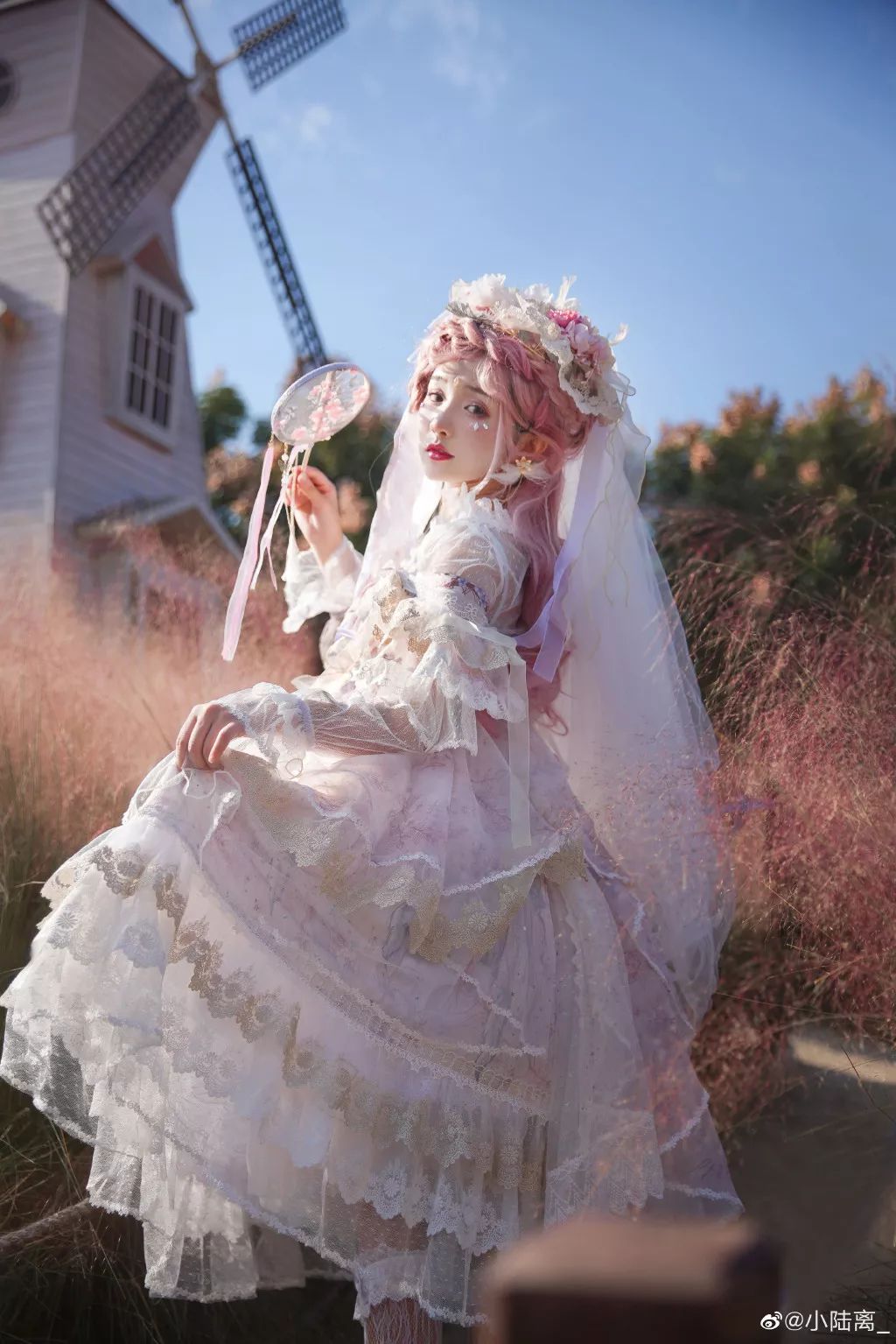 标签:美少女coser 小陆离有着一张小脸,不是很高的鼻子,不是很宽的双