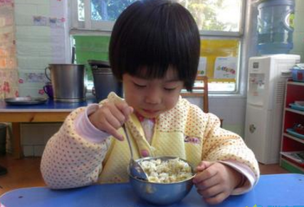 [樱桃育儿经]2岁娃脾胃衰竭，告诫家长：宁可饿着娃，3种辅食也要少给娃吃