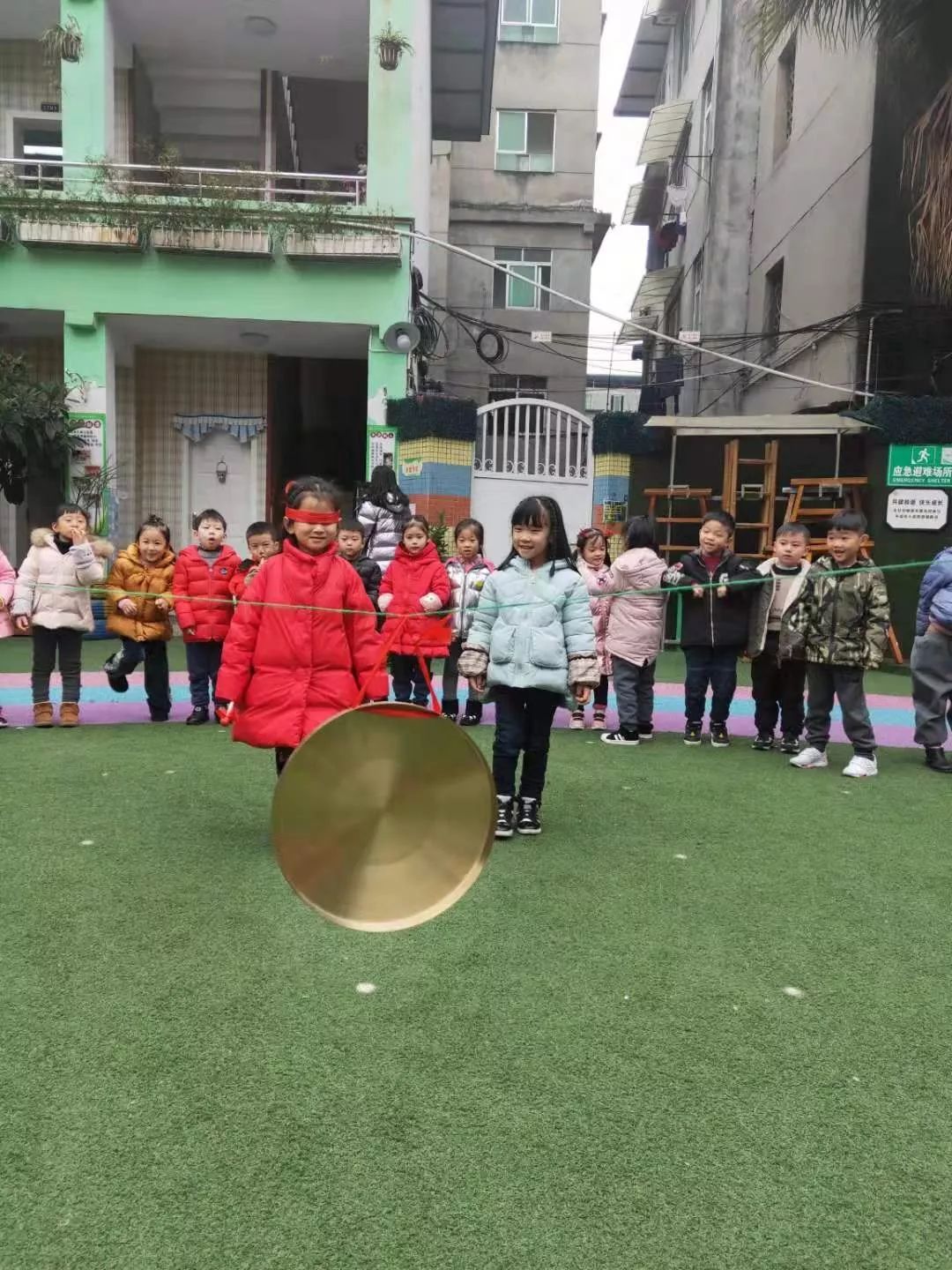 久顺 中三班传统游戏推荐之瞎子敲锣和套纸杯_实验幼儿园