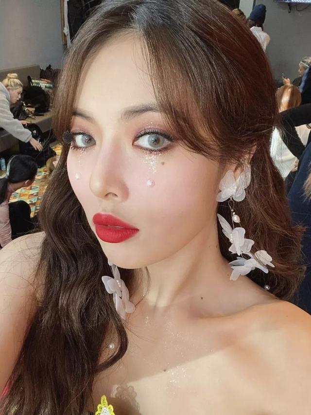 韩国两位最带货小花, 泫雅回归主打珍珠落泪妆.