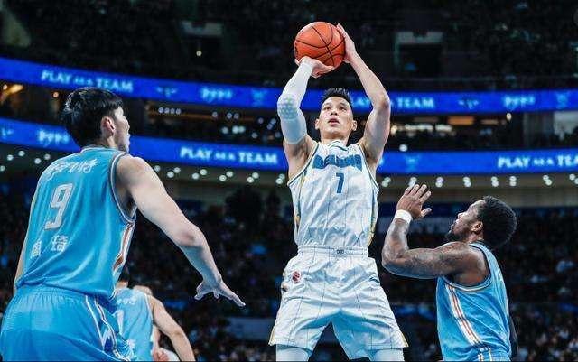 辽篮居然不防第1外助?44分!小科比微微1笑_图图斯