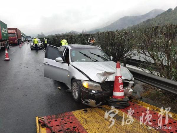 19岁男生无证驾驶上高速，追尾后不报警电召父母赶来私了