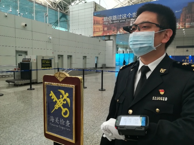 5G眼镜、手腕平板……广州海关更新装备，遇高风险旅客即发警报