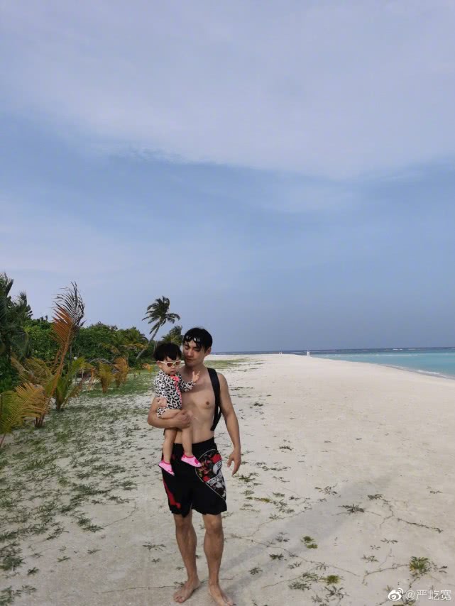 辣眼睛!严屹宽穿黑蕾丝上演水中诱惑,湿发造型