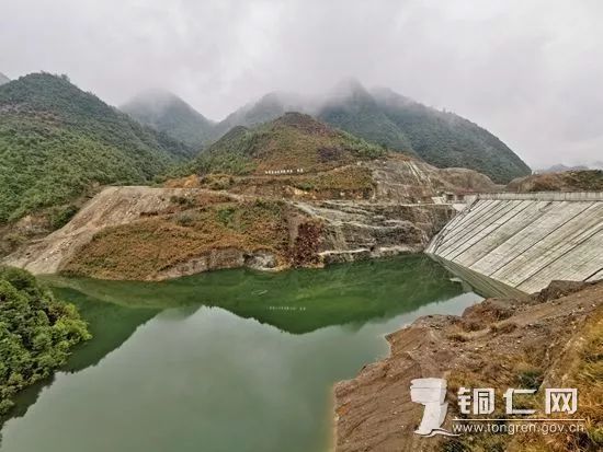 近日,石阡县獐子沟水库下闸蓄水仪式在水库堤坝举行,标志着水库正式