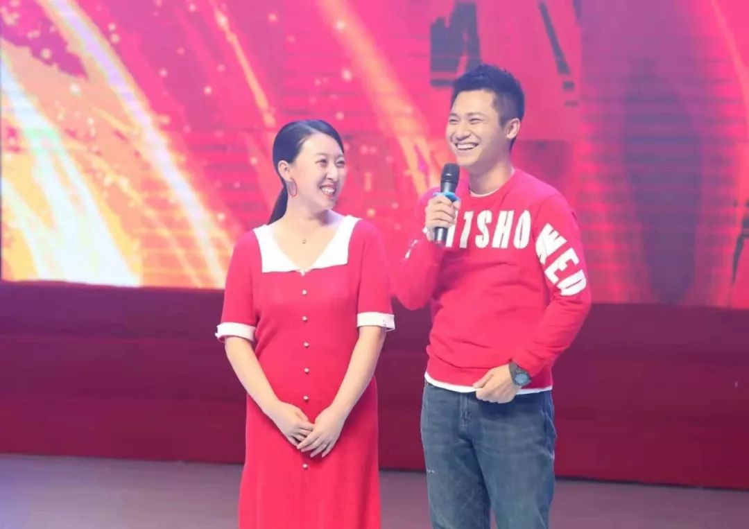 《畅通早高峰》主持人: 一萌,小咣