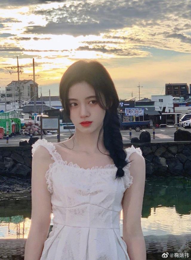 鞠婧祎18岁日系写真全曝光,清秀如邻家女孩,却被质疑换了一颗头