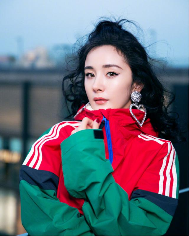 杨幂这身材就是好,身穿运动服装显嫩,扎半丸子头发型少女感十足