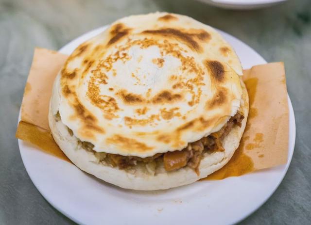 在 馍夹乾坤 的西安,除了肉夹馍,蛋菜夹馍也是本地人的最爱