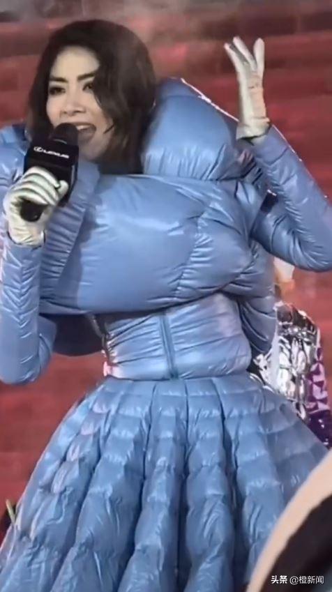 哈尔滨演出冻僵陈慧琳弃表情管理皱眉