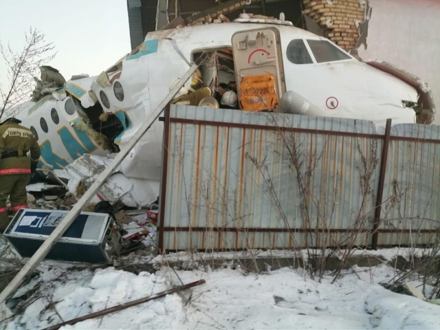 载百人客机哈萨克斯坦坠毁：俄媒称机上有幸存者，系起飞后下坠